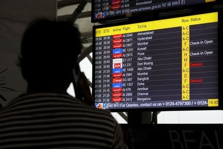 　欧州航空機大手エアバスの主力機「Ａ３２０」シリーズの不具合を受けて各国で欠航などの影響が出る中、航空各社は２９日、ソフトウエアの改修など対応に追われた。インド・デリーの空港で撮影（２０２５年　ロイター／Bhawika Chhabra）