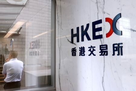 　４月３０日、香港の取引所運営会社、香港取引所（ＨＫＥＸ）が発表した第１・四半期（１─３月）決算は、活発な取引と上場が寄与し利益が３７％増加し過去最高となった。写真は香港取引所のロゴ。２０２０年９月、香港で撮影（２０２５年　ロイター／Tyrone Siu）