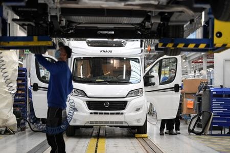 ユーロ圏の３月の景況感は、製造業が好調で拡大局面に回復した。ドイツ・パッサウ近くの自動車工場で１６日撮影。（２０２１年　ロイター/Andreas Gebert）