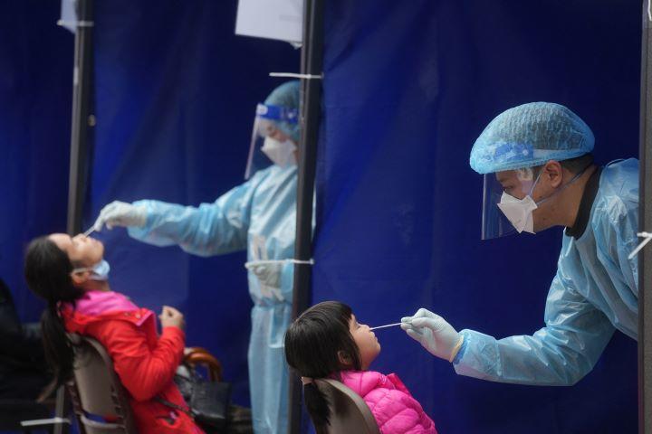 香港のコロナ検査会場（2月7日）　Lam Yik-REUTERS