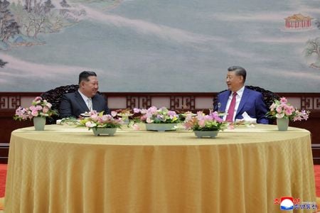 写真は２０２５年９月、北京で会談する北朝鮮の金正恩総書記と中国の習近平国家主席。ＫＣＮＡ配信。REUTERS