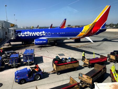 １０月２６日、 米格安航空会社（ＬＣＣ）各社は国内旅客需要が軟化する中、価格決定力を維持するために輸送力の増強ペースを緩める方針を示した。同時に人件費と燃料費の増加に加えて、ジェットエンジンのトラブルがコストを押し上げ、利益を圧迫していると明らかにした。写真はロサンゼルスの空港で２０１７年４月撮影（２０２３年　ロイター／Lucy Nicholson）