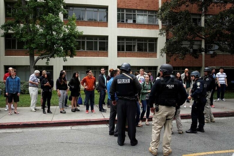 ６月２日、米西部のカリフォルニア大学ロサンゼルス校（ＵＣＬＡ）で１日起きた銃撃事件で、男性１人を射殺した後自殺した容疑者の男が、もう１人の殺害も計画していたことが分かった。写真は同構内で１日撮影（２０１６年　ロイター/Patrick Fallon）