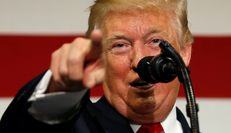 ８月３０日、トランプ米大統領は国内の法人税率について、１５％への引き下げが依然望ましいとした上で、法人税減税は国の競争力を取り戻すために不可欠との認識を示した。写真は同日、ミズーリ州で税制改革について話すトランプ大統領(２０１７年　ロイター/Kevin Lamarque）