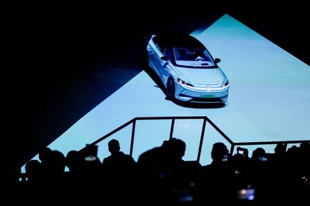 １０月２６日、欧州最大の自動車メーカー、独フォルクスワーゲン（ＶＷ）が発表した第３・四半期決算は、売上高が前年同期比１２％増の７８８億ユーロで、営業利益は同約１４％増の４９億ユーロと、２０日に発表した速報と同じだった。写真は、上海モーターショーに先駆けて開催されたイベントでお披露目される同社の電気自動車「ID. ネクスト」。４月に上海で撮影（２０２３年　ロイター/Aly Song）