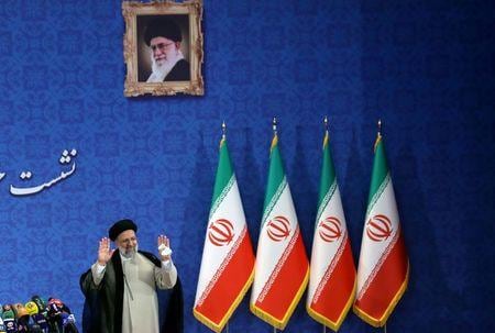 イランの警察当局は非合法な暗号資産（仮想通貨）マイニング（採掘）ファームで採掘者７０００人を拘束した。過去最大規模の摘発。写真は、イラン大統領選で当選したライシ師。２０２１年６月２１日に撮影。（２０２１年　ロイター／Majid Asgaripour/WANA (West Asia News Agency) via REUTERS）
