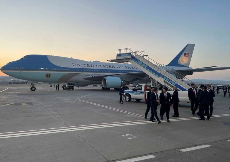 トルコ・アンカラから米国に向けて出発する米大統領専用機と、ケータリング用トラックが停車している様子。7月8日撮影。REUTERS/ABC-TV/Pool/File Photo