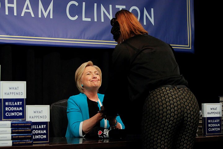 マンハッタンの書店で新刊のサイン会を開いたヒラリー　Andrew Kelly-REUTERS