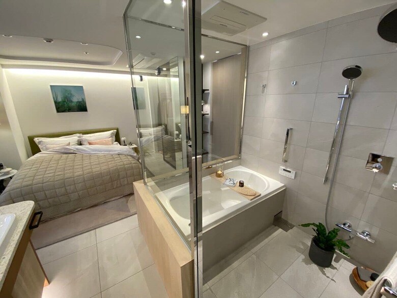 ベッドからよく見える位置にガラス張りの浴室……いったい何のために？　　筆者撮影