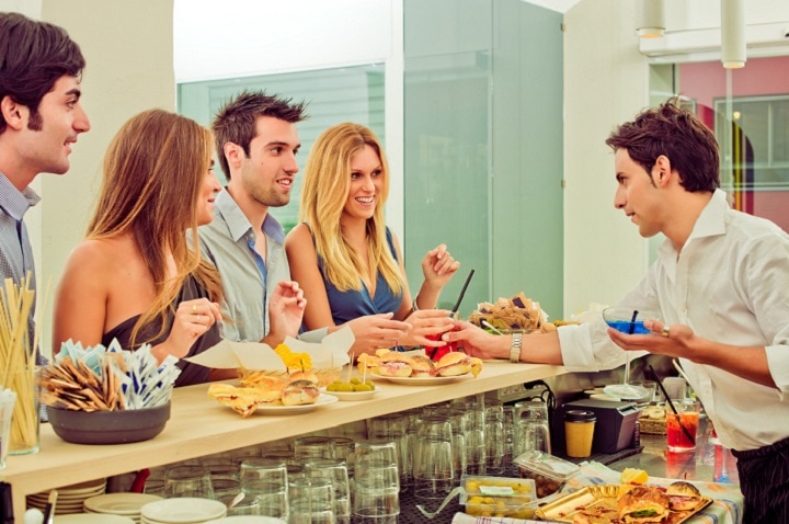 スマホ片手に乾杯、は無粋？ (写真はイメージ)　ArtMarie-iStock