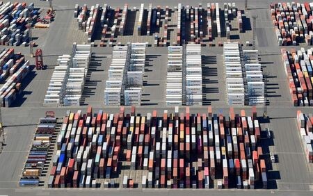 　５月２６日、ドイツのシンクタンクであるＩＦＯ経済研究所は、国内輸出企業の５月の景況感は「壊滅的」だった前月から幾分回復したと表明した。写真はブレーマーハーフェンで４月撮影（２０２０年　ロイター／Fabian Bimmer）