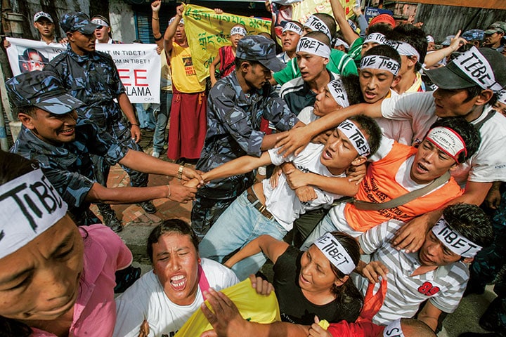中国領事館近くで中国政府の弾圧に抗議するチベット人（08年、ネパール）　Gopal Chitrakar-REUTERS