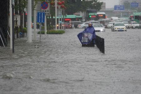 中国中部・河南省で続く豪雨により、省都の鄭州市で１２人が死亡した。また、約１０万人が安全地帯に避難している。２０日、同省鄭州市で撮影（２０２１年　ロイター/cnsphoto via REUTERS）