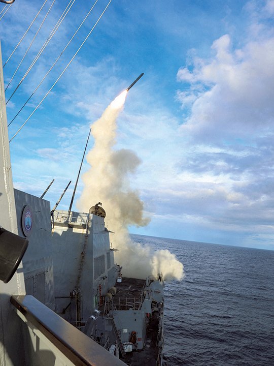 米軍の駆逐艦からイランに向けて発射されるトマホーク対地ミサイル（3月21日、米軍提供）　U.S. NAVY PHOTO-HANDOUT-REUTERS