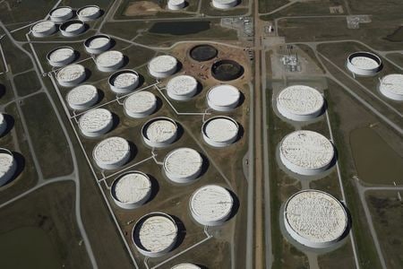 ５月２８日アジア時間の原油先物価格は上昇している。堅調な米経済指標のほか、第３・四半期に世界の燃料需要が力強く回復するとの期待が支援。２０１６年３月、米オクラホマ州クッシングの貯蔵施設で撮影（２０２１年　ロイター/Nick Oxford）