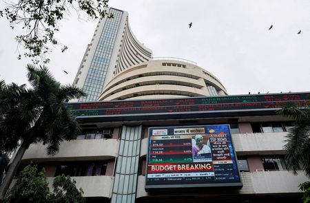 インドの主要株価指数であるＮＳＥ指数は、２月まで５カ月連続で下落した。２０２４年７月、ボンベイ証券取引所で撮影（２０２５年　ロイター/Francis Mascarenhas）