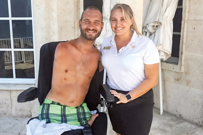 先天性四肢欠損症を乗り越えて生きるニック・ブイジ（左）との出会いは感動だった　ASHLEIGH SASSON