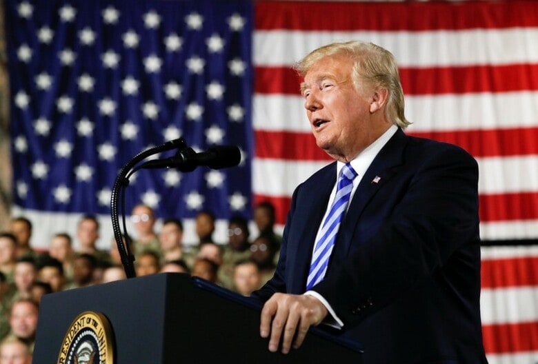 ８月１５日、米紙ウォールストリート・ジャーナルによると、トランプ大統領（写真）は、米政府がサイバー兵器をいつ配備できるかについて、オバマ政権下で導入された方針を転換し、制限を緩和する措置に踏み切った。ＮＹ州で１３日撮影（２０１８年　ロイター/Carlos Barria）