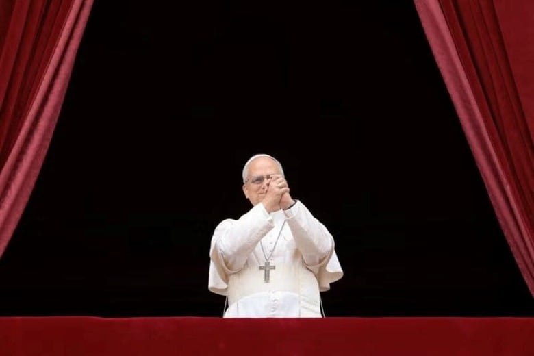 ５月８日に選出された新ローマ教皇レオ１４世は１１日、サンピエトロ広場で即位後初めての講話をイタリア語で行い、世界の主要国に戦争をやめるよう訴えた。１１日、バチカンで撮影（２０２５年　ロイター/Remo Casilli）