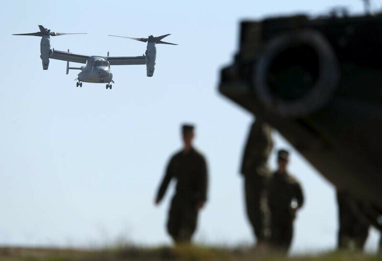 ４月１８日、米軍の新型輸送機オスプレイが、地震で被災した熊本県南阿蘇村に物資を輸送する。写真はカリフォルニアで２月撮影（２０１６年　ロイター/Mike Blake）