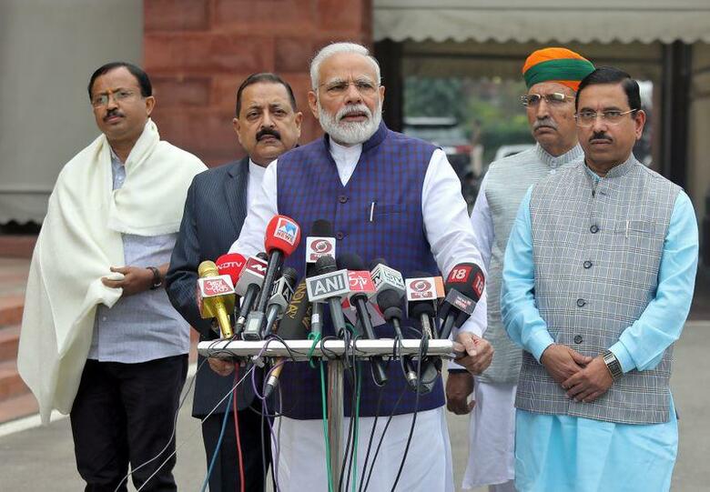 アジア第3位の規模を誇るインド経済が、ここ10年以上で最悪の減速に見舞われている。モディ政権がまとめた新たな連邦予算では、その停滞から脱するのは難しそうだ。写真はニューデリーの議会内で会見するモディ首相。2019年11月撮影（2020年　ロイター撮影/Altaf Hussain）