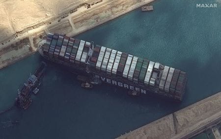 　４月８日、エジプトのスエズ運河で起きたコンテナ船座礁を受けて、国際的なサプライチェーン（供給網）の混乱が長引くとの懸念が海運業界で強まっている。写真は衛星画像から。提供写真（２０２１年　ロイター／Maxar Technologies）