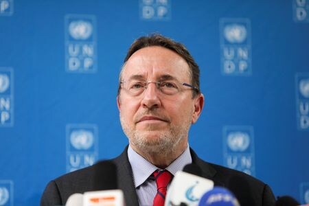 国連開発計画（ＵＮＤＰ）は、新型コロナウイルスのパンデミック（世界的大流行）とそれに伴う物価と金利の高騰で１億６５００万人が新たに貧困に陥ったとの推計を示し、各国財務相に貧困国への債務返済猶予を求めた。写真はUNDPのシュタイナー総裁。アフガニスタンで２２年３月撮影。（2023年 ロイター/Ali Khara）