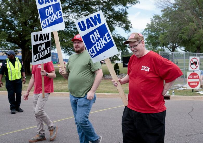 写真は全米自動車労働組合（UAW）の組合員。6月1日、ミシガン州スリーリバーズで撮影。REUTERS/Rebecca Cook