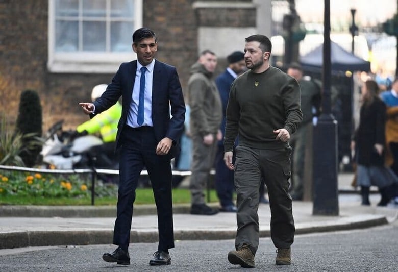 ウクライナのゼレンスキー大統領（写真右）は、英国を訪問し同国のスナク首相（左）と会談することを明らかにした。写真は２月、ロンドンで撮影（２０２３年　ロイター/Toby Melville）