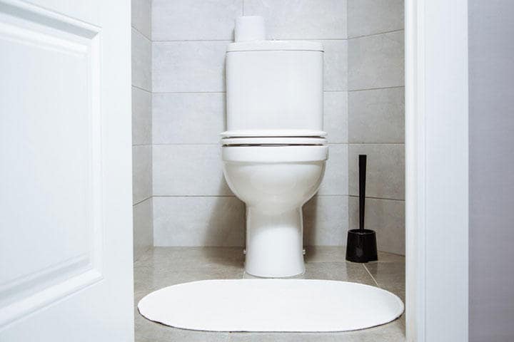 本人は何もしなくても、あとはトイレがやってくれる　Artem Ermilov/iStock.