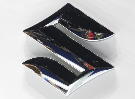 　５月１０日、スズキは、２０１７年３月期（今期）の連結営業利益が前期比７．８％減の１８００億円の見通しと発表した。写真ロゴはバンコック・モーターショーで３月撮影（２０１６年　ロイター／Chaiwat Subprasom）