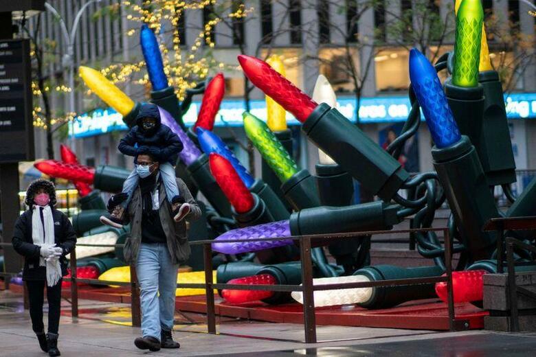 米国で、新型コロナウイルス感染症による1日の死者が初めて3000人を超えた。こうした中、専門家からはクリスマス休暇中の集会中止を求める声が上がった。ニューヨークで9日撮影（2020年　ロイター/EDUARDO MUNOZ）