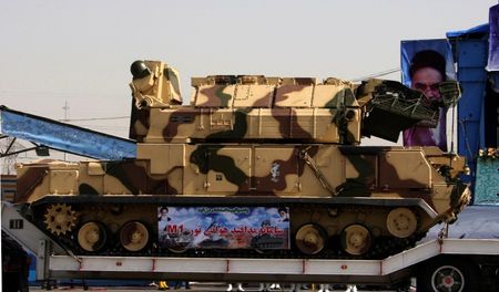 　現場で見つかったとされるのは、ロシア製の自走式防空システム「トールＭ１」（別名ＳＡ－１５ガントレット）に搭載されるミサイルの破片。写真は軍事パレードに登場した「トールＭ１」。２００９年９月、テヘランで撮影（２０２０年　ロイター/Raheb Homavandi ）