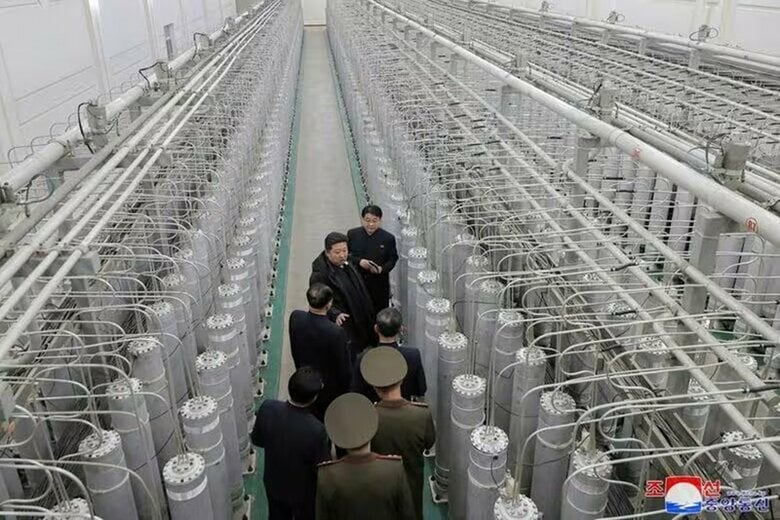 写真は核兵器研究所を視察する金正恩朝鮮労働党総書記。2025年1月に公開。KCNA提供。REUTERS