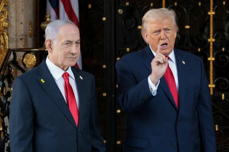 イスラエルのネタニヤフ首相（左）とトランプ米大統領。昨年12月、フロリダ州パームビーチで撮影。REUTERS/Jonathan Ernst