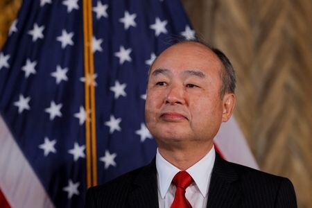　８月２９日、ソフトバンクグループの孫正義会長（写真）による同社株保有割合が、関連企業４社による持ち分を合わせて計２９．０１％から３３．７４％へ上昇したことが分かった。写真は昨年１２月、フロリダ州パームビーチにあるトランプ氏の邸宅「マールアラーゴ」で撮影（２０２５年　ロイター/Brian Snyder）