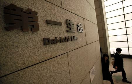 　２月１４日、第一生命ホールディングスは、３月３１日の株主に１対４の株式分割を実施すると発表した。写真は２０１０年３月、都内で撮影（２０２４年　ロイター／Yuriko Nakao）