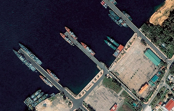 かつてソ連軍が駐留したカムラン湾に日米の艦隊が入港　DIGITAL GLOBE/GETTY IMAGES