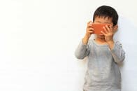 日本の小学生のスマホ所持率が、貧困層と富裕層の両方で高い理由