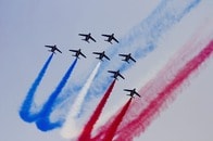 「空中でまさかの衝突」パリ五輪でも活躍の仏空軍のジェット機、美しい旋回の直後の「悲劇の瞬間」映像が話題に