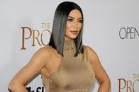 「露出度が高すぎる」ドレス姿で結婚式に出席...キム・カーダシアンに「不適切」と批判の声も