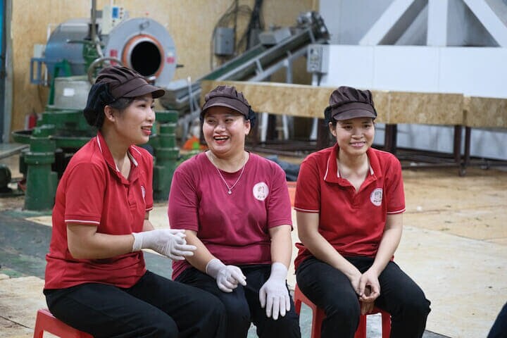 ファムさんの工房で働く、地元の少数民族の女性たち。ハノイの学校に進学したのち、「働き口がある」ということで戻ってきた人もいる