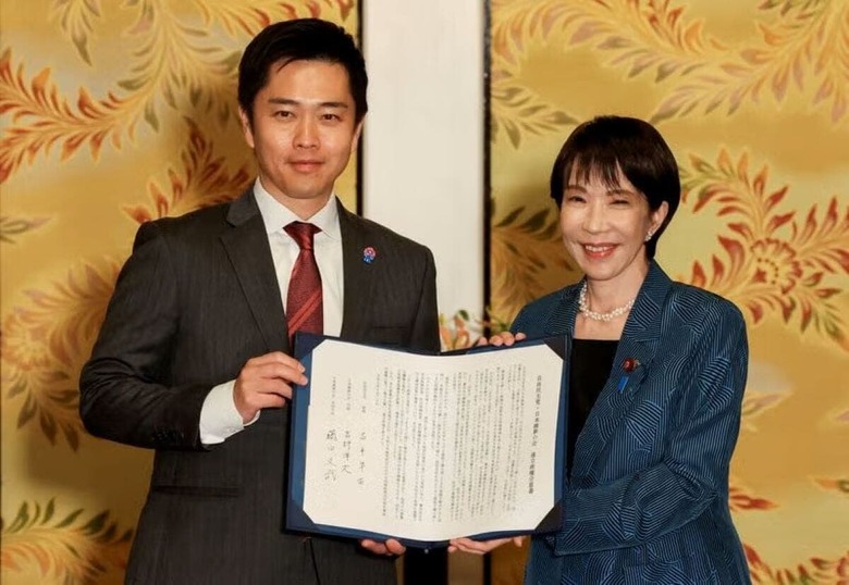 １０月２０日、自民党と日本維新の会は連立政権樹立で正式合意した。高市早苗総裁と吉村洋文代表および藤田文武共同代表が合意文書に調印した=写真。国会内で撮影（２０２５年　ロイター/Kim Kyung-Hoon）