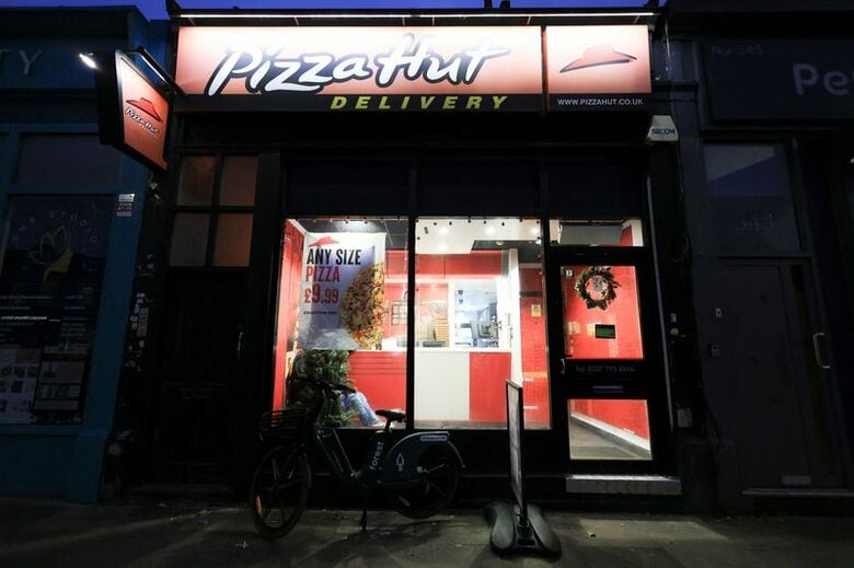英ロンドンにあるピザハットの店舗。 2024年12月30日撮影　REUTERS/Mina Kim