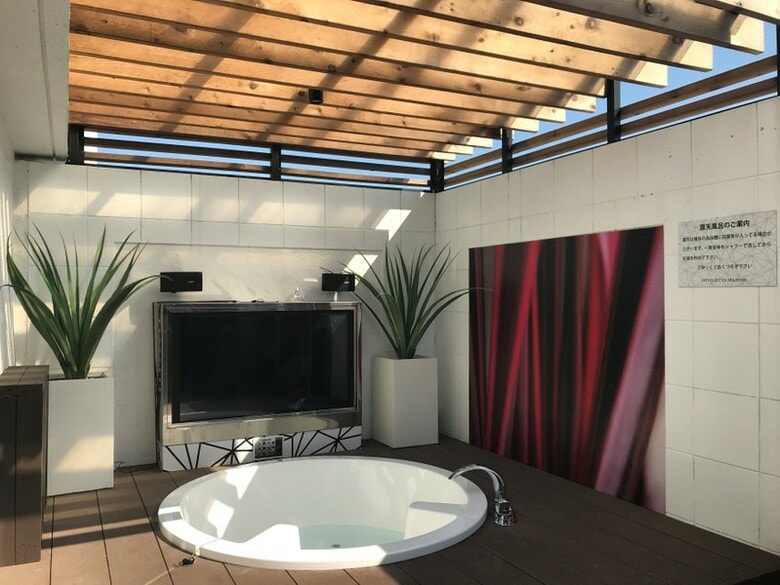 ５月２５日、２０１９年のラグビーワールドカップ（Ｗ杯）と翌年の東京五輪に向けた準備が進む中、さまざまな企業が、日本を訪問する大勢の観光客やメディア、選手たちをビジネスチャンスにつなげようと画策している。写真は都内のラブホテル。２３日撮影（２０１８年　ロイター/Kim Kyung-Hoon）