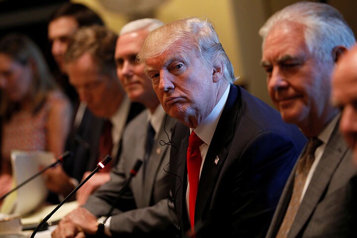 ホワイトハウスでトランプを囲んでいるのはおべっか使いばかりなのか？　Jonathan Ernst -REUTERS