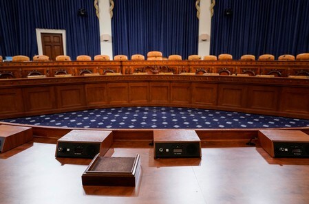 １１月８日、トランプ米大統領のウクライナ疑惑を巡る下院の弾劾調査は、１３日と１５日の公聴会がテレビ中継され、これまで非公開だった証言の様子が衆目にさらされる。ワシントンの下院内にある公聴会の会場で６日撮影（２０１９年　ロイター/Joshua Roberts）