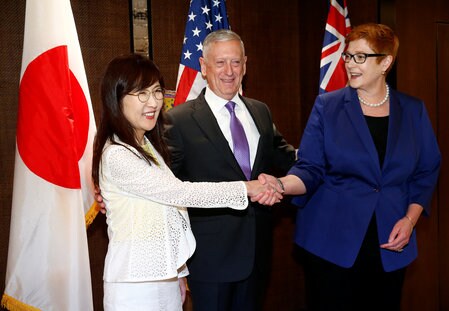 　６月３日、シンガポールで開いているアジア安全保障会議（シャングリラ対話）に出席中の稲田朋美防衛相（写真左）、米マティス国防長官（写真中央）、豪ペイン国防相は、当地で３者会談を行った。写真は同会議に先立って撮影に臨む日米豪の防衛相（２０１７年　ロイター/Edgar Su）