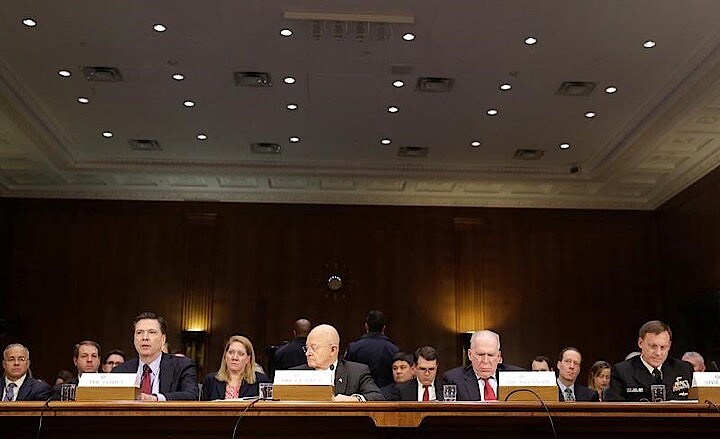 １月１０日、トランプ次期米大統領に対してクラッパー米国家情報長官ら情報機関幹部が先週に説明を行った機密文書に、ロシアの諜報員がトランプ氏に関する不利な情報を取得したと主張しているとの指摘が含まれていた。写真左からジェームス・コミ―ＦＢＩ長官、ジェームス・クラッパー国家情報長官、ジョン・ブレナン中央情報局長官、マイケル・ロジャース国家安全保障局長。ワシントン・議会議事堂で行われた下院委員会証言で撮影（２０１７年　ロイター／Joshua Roberts）