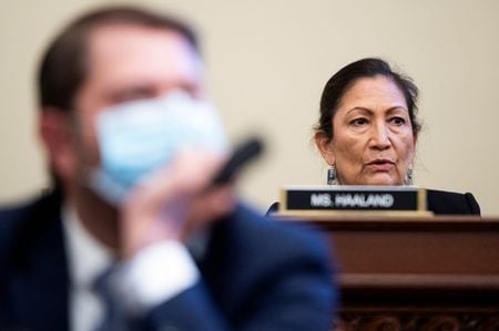 バイデン次期米大統領が内務長官にニューメキシコ州選出のデブ・ハーランド下院議員を起用する可能性があることが、複数の関係筋の話で分かった。ワシントンで７月代表撮影（２０２０年　ロイター）